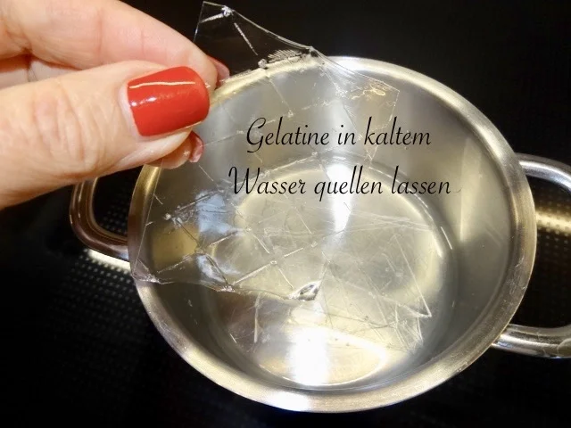 Biskuitroulade mit Zitronencreme gefüllt - Rezept - Bild Nr. 15327