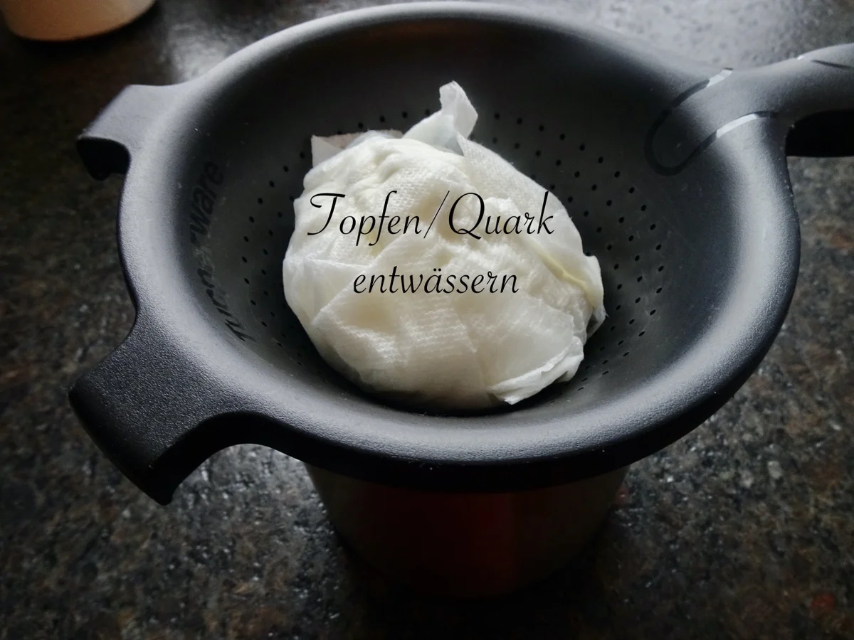 Biskuitroulade mit Zitronencreme gefüllt - Rezept - Bild Nr. 15325