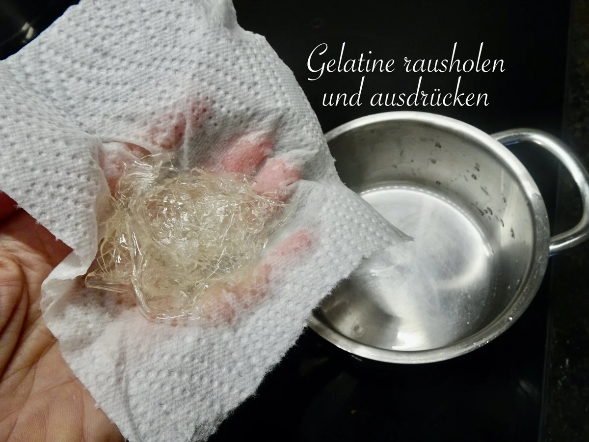 Biskuitroulade mit Zitronencreme gefüllt - Rezept - Bild Nr. 15326