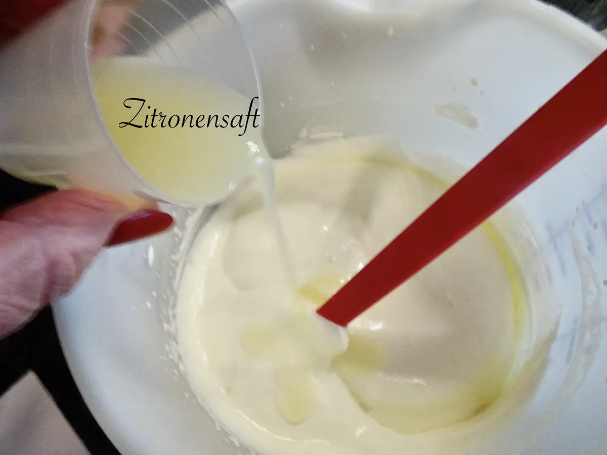 Biskuitroulade mit Zitronencreme gefüllt - Rezept - Bild Nr. 15329