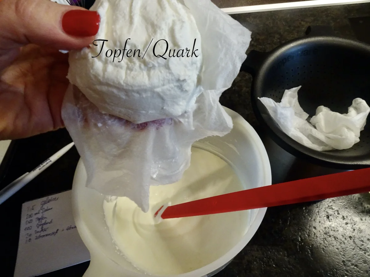 Biskuitroulade mit Zitronencreme gefüllt - Rezept - Bild Nr. 15330