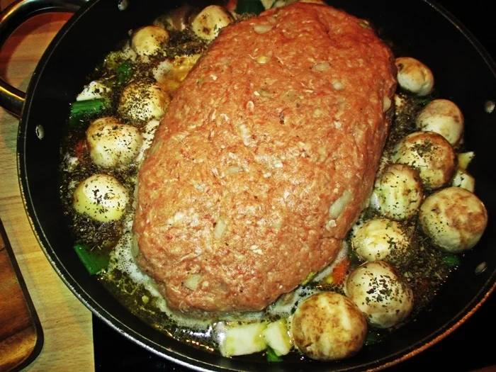 Hackbraten gefüllt mit Ei in Gemüsesoße - Rezept - Bild Nr. 5