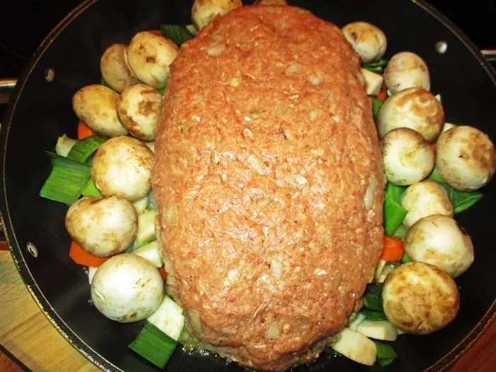 Hackbraten gefüllt mit Ei in Gemüsesoße - Rezept - Bild Nr. 6