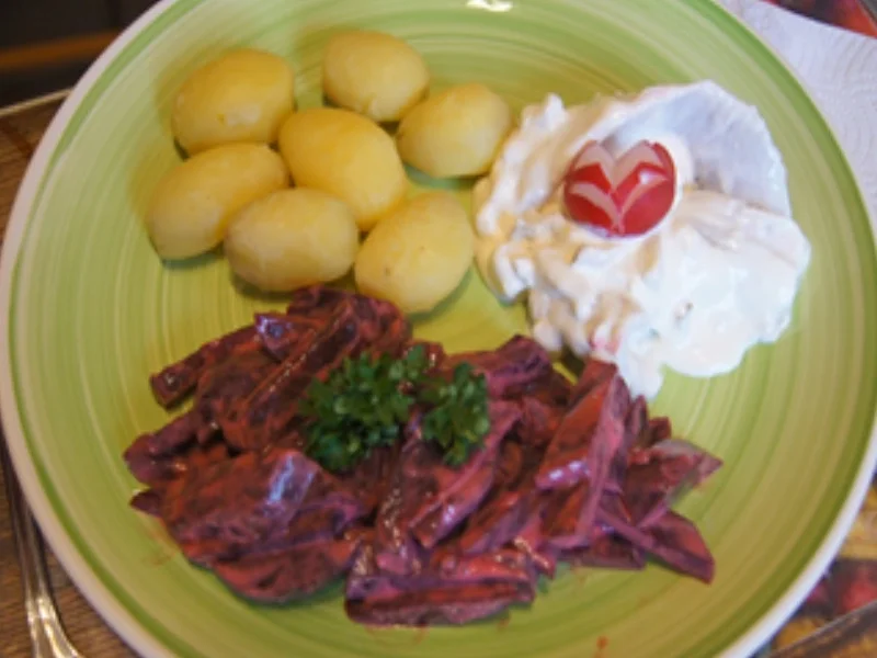 Rezept: Heringsfilets in Sahnesauce mit Rote Bete Salat und Pellkartoffeln Bild Nr. 2 Heringsfilets in Sahnesauce mit Rote Bete Salat und Pellkartoffeln - Rezept - Bild Nr. 2