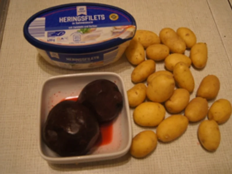 Rezept: Heringsfilets in Sahnesauce mit Rote Bete Salat und Pellkartoffeln Bild Nr. 3 Heringsfilets in Sahnesauce mit Rote Bete Salat und Pellkartoffeln - Rezept - Bild Nr. 3