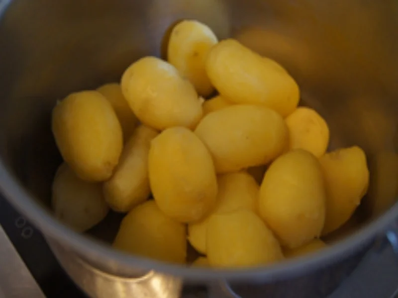 Rezept: Heringsfilets in Sahnesauce mit Rote Bete Salat und Pellkartoffeln Bild Nr. 8 Heringsfilets in Sahnesauce mit Rote Bete Salat und Pellkartoffeln - Rezept - Bild Nr. 8