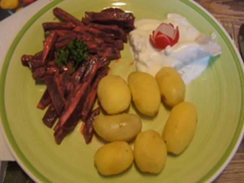 Rezept: Heringsfilets in Sahnesauce mit Rote Bete Salat und Pellkartoffeln Bild Nr. 9 Heringsfilets in Sahnesauce mit Rote Bete Salat und Pellkartoffeln - Rezept - Bild Nr. 9