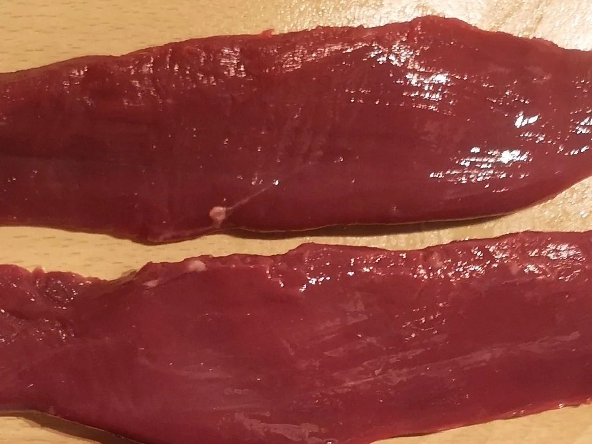 Rehfilet mit karamellisierten Rosenkohlblättern und Steinpilz-Serviettenknödel - Rezept - Bild Nr. 15340