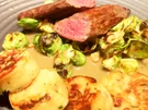 Rehfilet mit karamellisierten Rosenkohlblättern und Steinpilz-Serviettenknödel - Rezept - Bild Nr. 15341