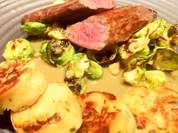 Rezept: Rehfilet mit karamellisierten Rosenkohlblättern und Steinpilz-Serviettenknödel Bild Nr. 15341 Rehfilet mit karamellisierten Rosenkohlblättern und Steinpilz-Serviettenknödel - Rezept - Bild Nr. 15341