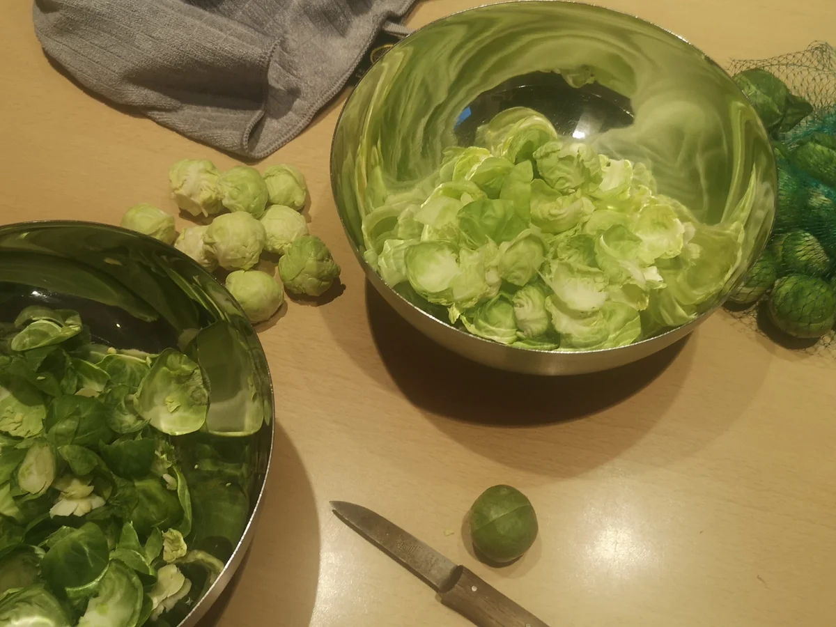 Rehfilet mit karamellisierten Rosenkohlblättern und Steinpilz-Serviettenknödel - Rezept - Bild Nr. 15342