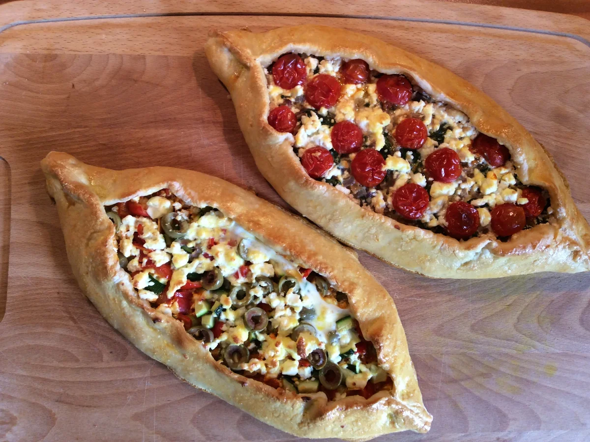 Rezept: Vegetarische Pide mit Paprika- und Spinatfüllung Bild Nr. 15340 Vegetarische Pide mit Paprika- und Spinatfüllung - Rezept - Bild Nr. 15340