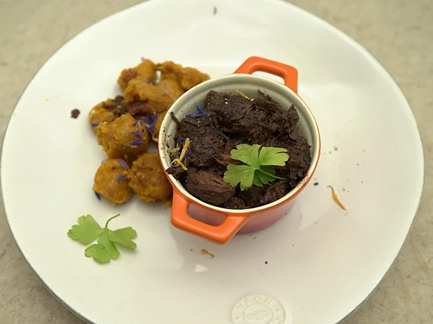 Herbstliches Küsten-Gulasch - Von Behrensdorfer Hochlandrindern an Kürbis-Gnocchi. - Rezept - Bild Nr. 2