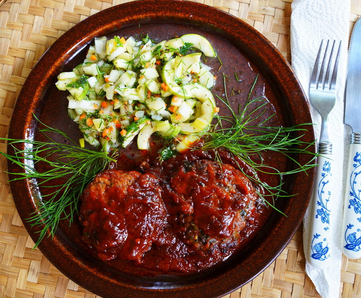 Saftige Fleischküchle mit buntem Kartoffelsalat - Rezept - Bild Nr. 15353