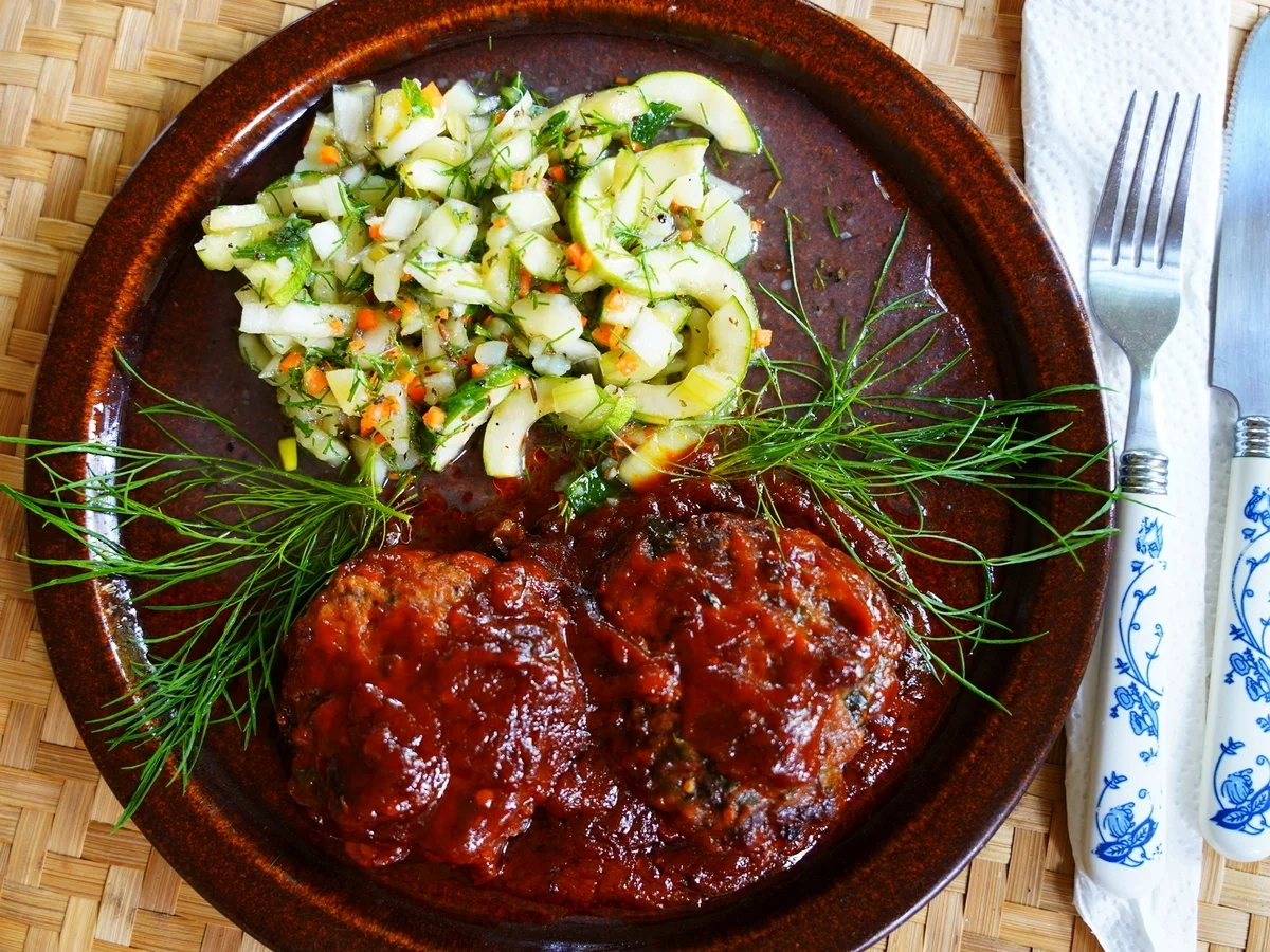 Saftige Fleischküchle mit buntem Kartoffelsalat - Rezept - Bild Nr. 15353