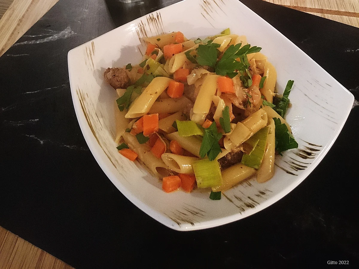 Nudeln mit Hack, Lauch, Möhren, Zwiebeln in Currysahne - Rezept - Bild Nr. 15369
