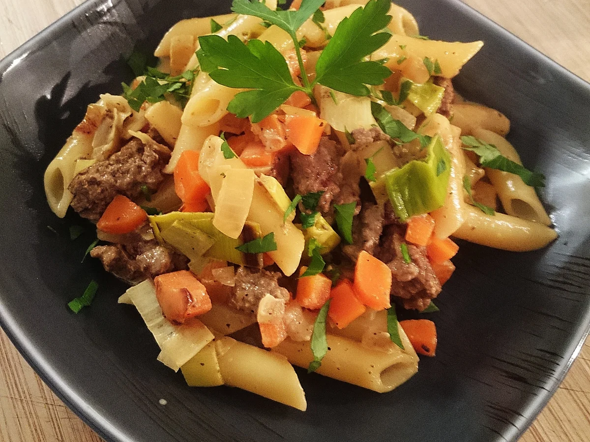 Nudeln mit Hack, Lauch, Möhren, Zwiebeln in Currysahne - Rezept - Bild Nr. 15373