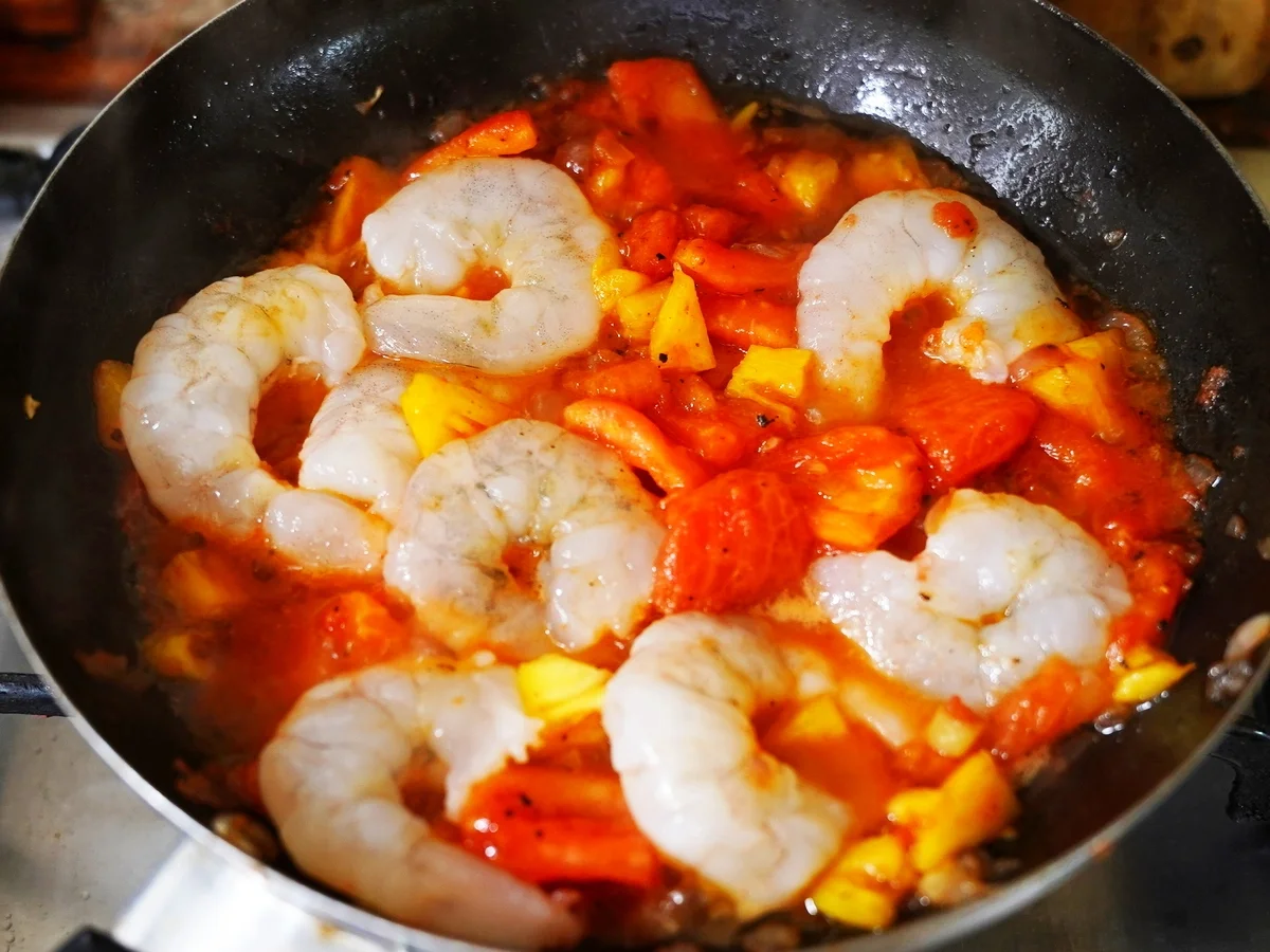 Rezept: Garnelen mit Rum und bunten Nudeln Bild Nr. 3 Garnelen mit Rum und bunten Nudeln - Rezept - Bild Nr. 3