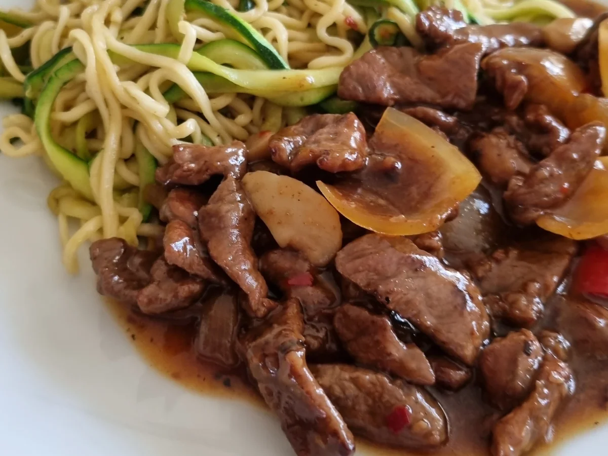 Rezept: Rindfleisch-Teriyaki mit Mie Noodles und Zucchinispaghetti Bild Nr. 15369 Rindfleisch-Teriyaki mit Mie Noodles und Zucchinispaghetti - Rezept - Bild Nr. 15369