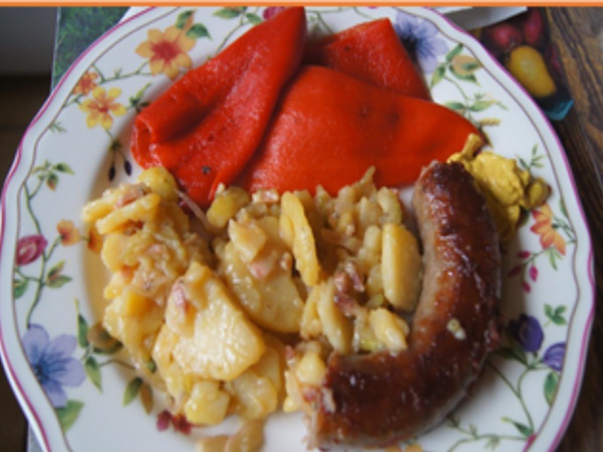 Brägenwurst mit eingelegten Paprika und warmen Speckkartoffelsalat - Rezept - Bild Nr. 2