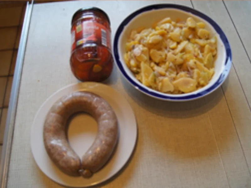 Rezept: Brägenwurst mit eingelegten Paprika und warmen Speckkartoffelsalat Bild Nr. 3 Brägenwurst mit eingelegten Paprika und warmen Speckkartoffelsalat - Rezept - Bild Nr. 3