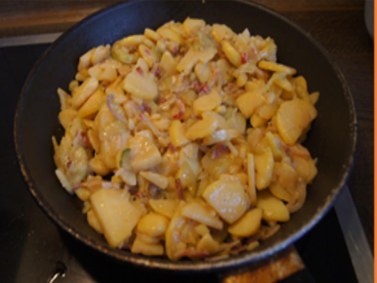 Brägenwurst mit eingelegten Paprika und warmen Speckkartoffelsalat - Rezept - Bild Nr. 7