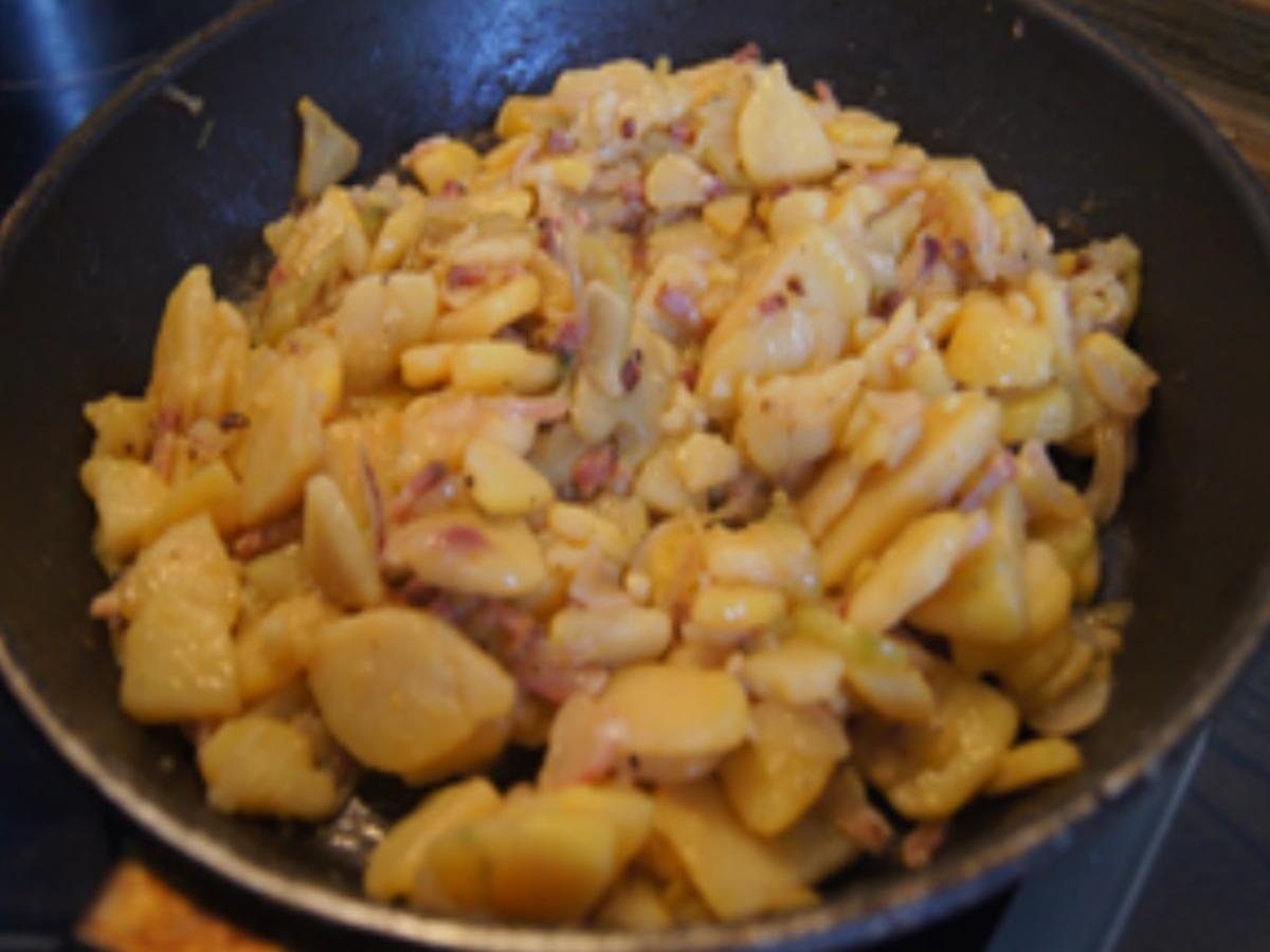 Brägenwurst mit eingelegten Paprika und warmen Speckkartoffelsalat - Rezept - Bild Nr. 8