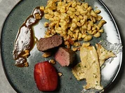 Rehrücken mit Haselnussspätzle, Pilzen und Rotweinjus - Rezept - Bild Nr. 2