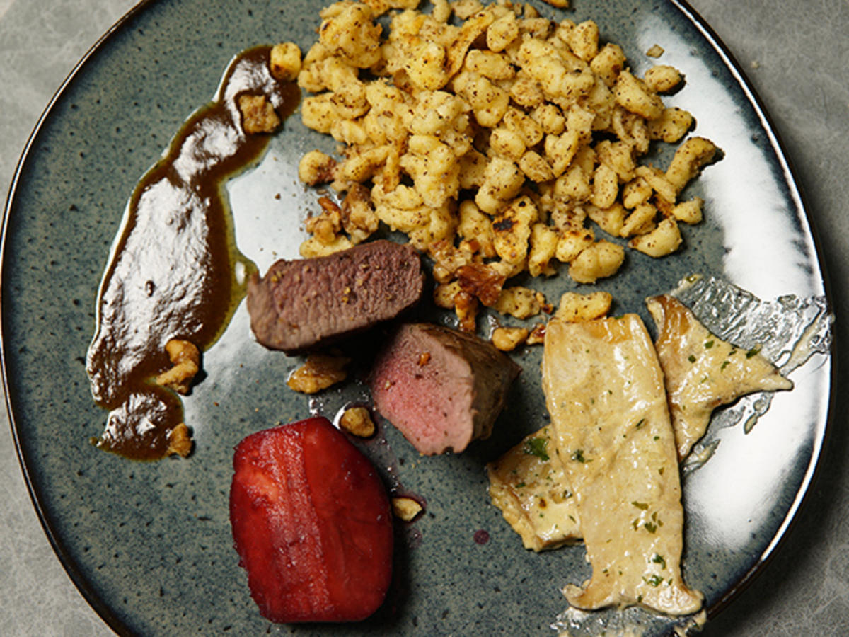 Rehrücken mit Haselnussspätzle, Pilzen und Rotweinjus - einfach - von ...