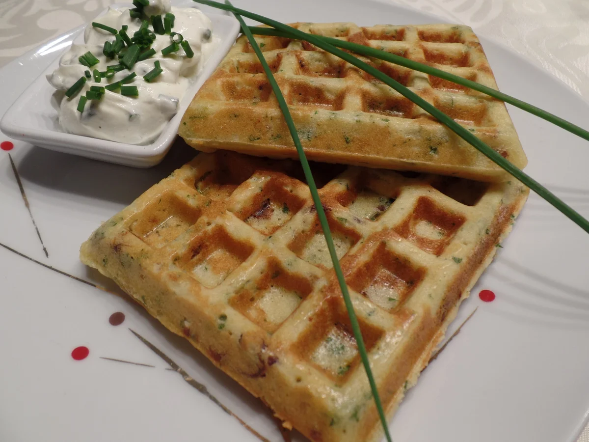Getrocknete-Tomaten-Petersilien-Waffeln mit Schnittlauch-Schmand - Rezept - Bild Nr. 15380