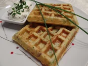 Getrocknete-Tomaten-Petersilien-Waffeln mit Schnittlauch-Schmand - Rezept - Bild Nr. 15380