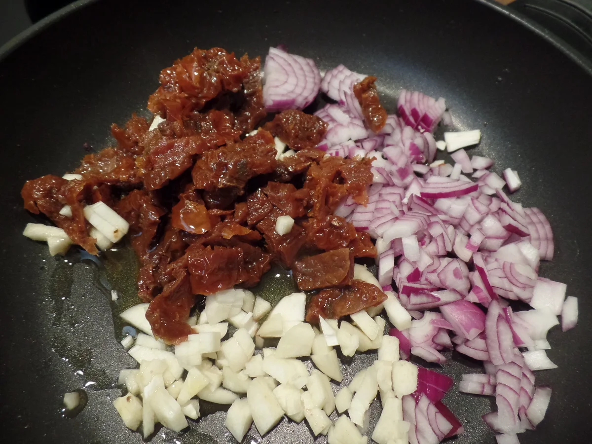 Getrocknete-Tomaten-Petersilien-Waffeln mit Schnittlauch-Schmand - Rezept - Bild Nr. 15381
