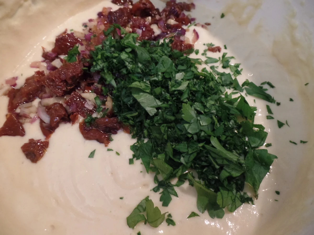 Getrocknete-Tomaten-Petersilien-Waffeln mit Schnittlauch-Schmand - Rezept - Bild Nr. 15386