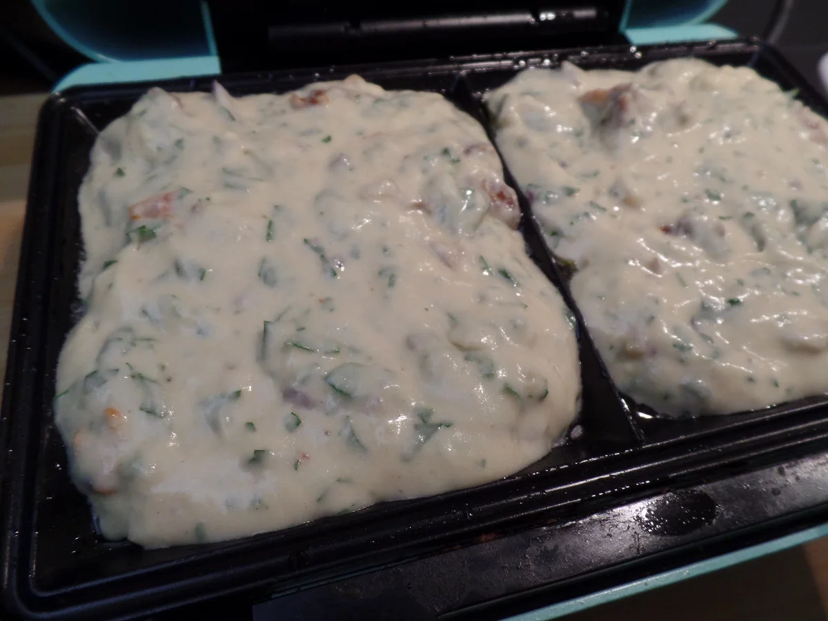 Getrocknete-Tomaten-Petersilien-Waffeln mit Schnittlauch-Schmand - Rezept - Bild Nr. 15387