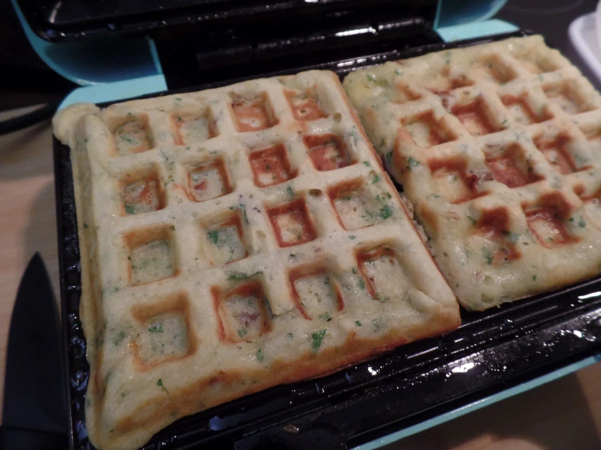 Getrocknete-Tomaten-Petersilien-Waffeln mit Schnittlauch-Schmand - Rezept - Bild Nr. 15388