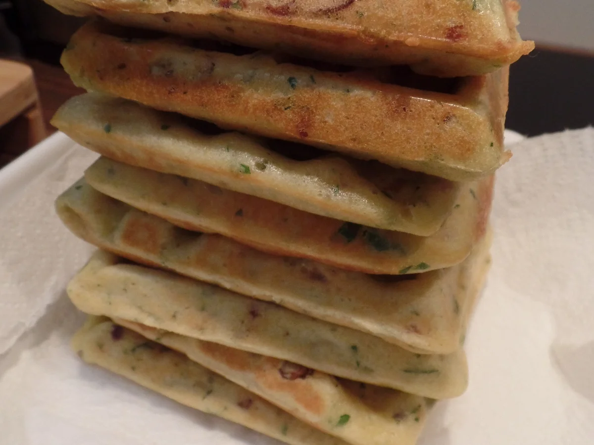 Getrocknete-Tomaten-Petersilien-Waffeln mit Schnittlauch-Schmand - Rezept - Bild Nr. 15389