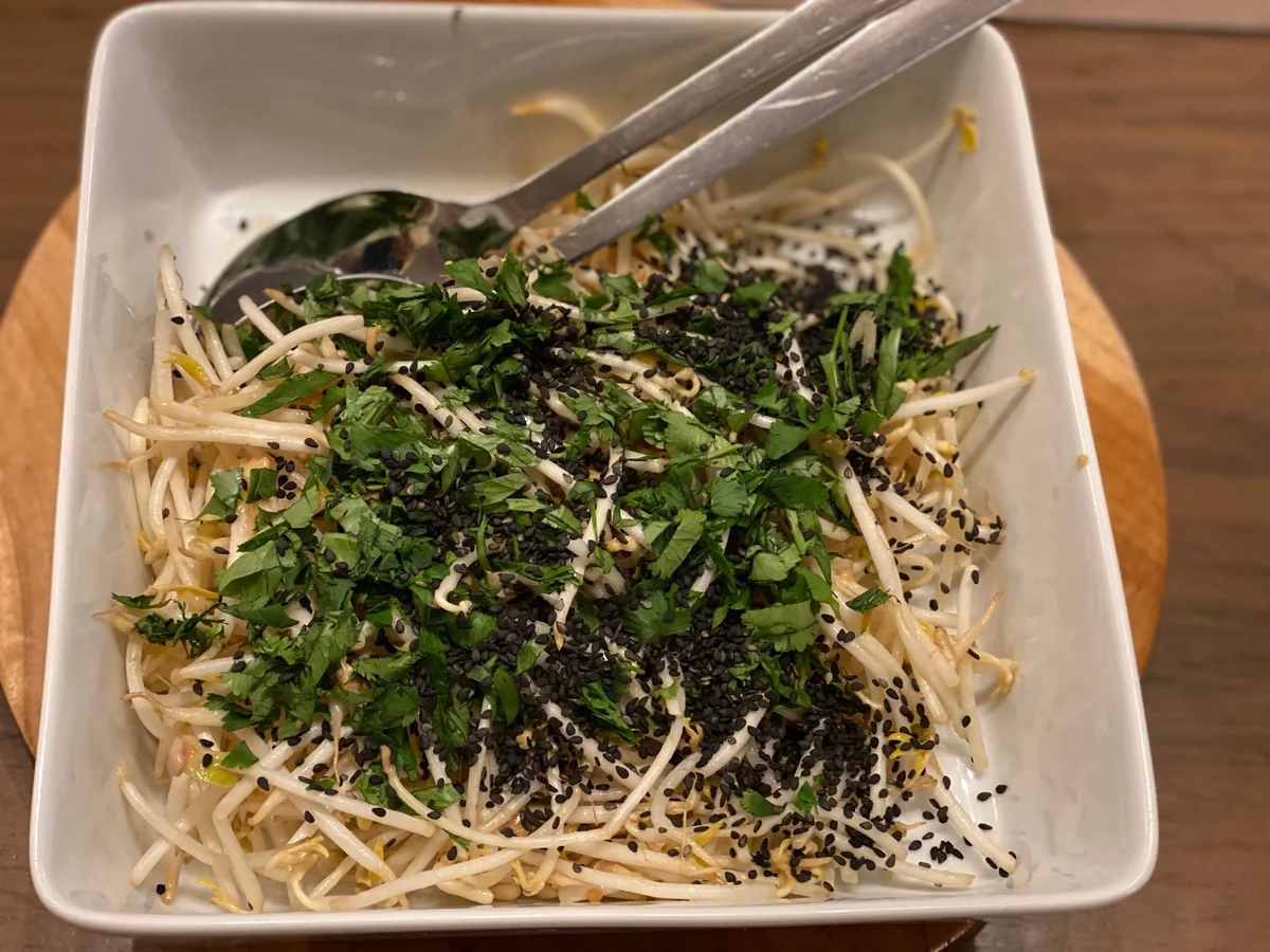 Rezept: Mungsprossensalat mitErdnussbutter-Dressing Bild Nr. 15381 Mungsprossensalat mitErdnussbutter-Dressing - Rezept - Bild Nr. 15381