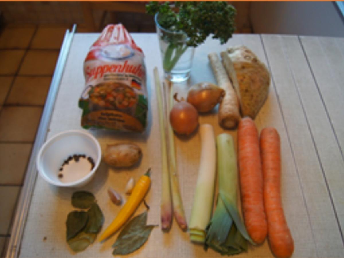 Hühnersuppe mit Gemüse, Eierstich und Schnittnudeln - Rezept - Bild Nr. 3