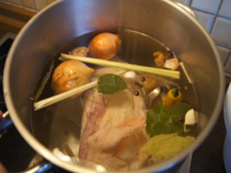 Rezept: Hühnersuppe mit Gemüse, Eierstich und Schnittnudeln Bild Nr. 15382 Hühnersuppe mit Gemüse, Eierstich und Schnittnudeln - Rezept - Bild Nr. 15382