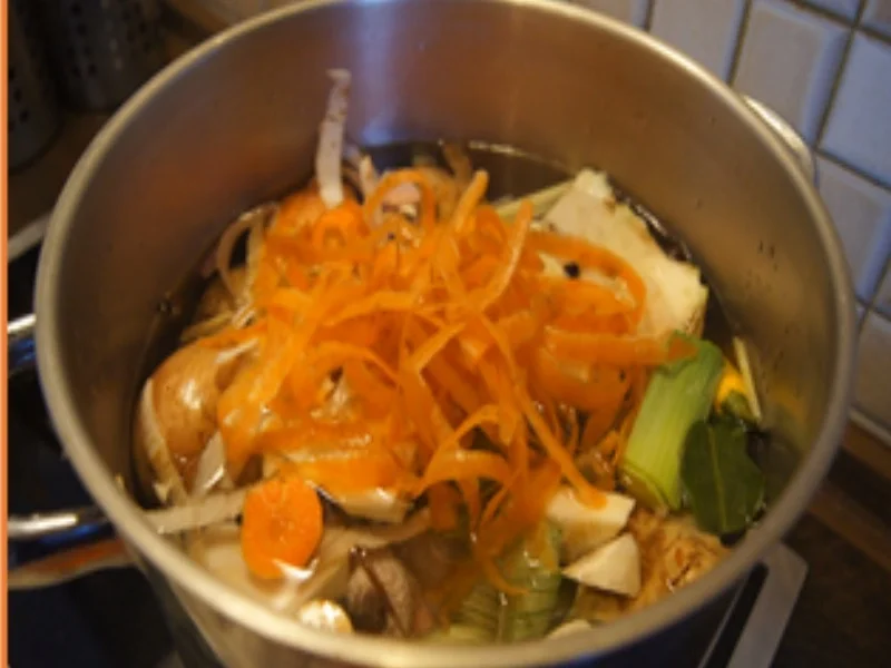 Rezept: Hühnersuppe mit Gemüse, Eierstich und Schnittnudeln Bild Nr. 15383 Hühnersuppe mit Gemüse, Eierstich und Schnittnudeln - Rezept - Bild Nr. 15383