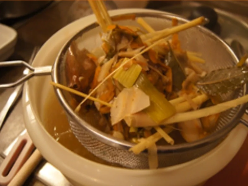 Rezept: Hühnersuppe mit Gemüse, Eierstich und Schnittnudeln Bild Nr. 15384 Hühnersuppe mit Gemüse, Eierstich und Schnittnudeln - Rezept - Bild Nr. 15384