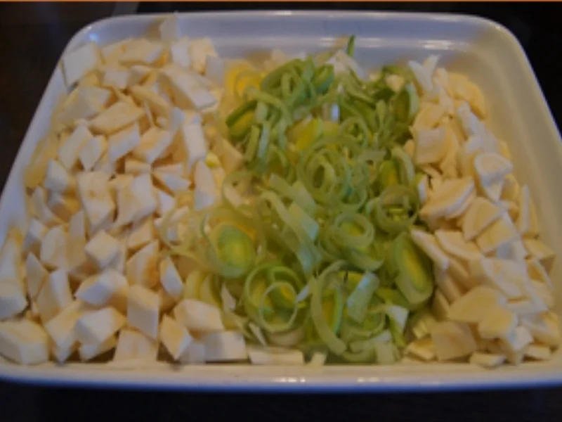 Rezept: Hühnersuppe mit Gemüse, Eierstich und Schnittnudeln Bild Nr. 15385 Hühnersuppe mit Gemüse, Eierstich und Schnittnudeln - Rezept - Bild Nr. 15385