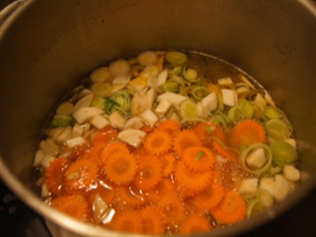 Hühnersuppe mit Gemüse, Eierstich und Schnittnudeln - Rezept - Bild Nr. 15391