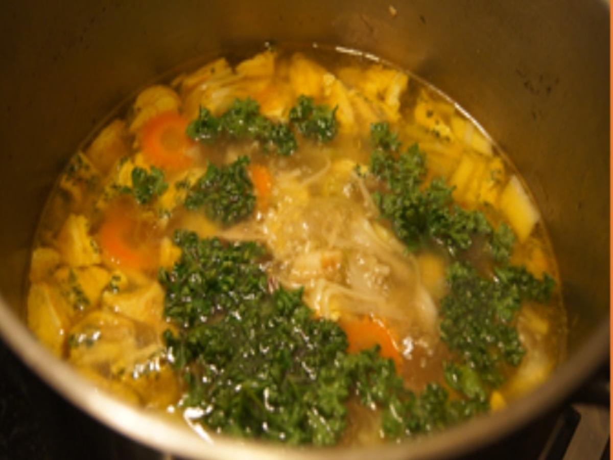 Hühnersuppe mit Gemüse, Eierstich und Schnittnudeln - Rezept - Bild Nr. 15392