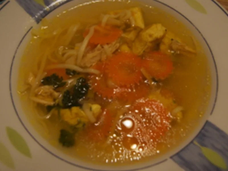 Rezept: Hühnersuppe mit Gemüse, Eierstich und Schnittnudeln Bild Nr. 15394 Hühnersuppe mit Gemüse, Eierstich und Schnittnudeln - Rezept - Bild Nr. 15394