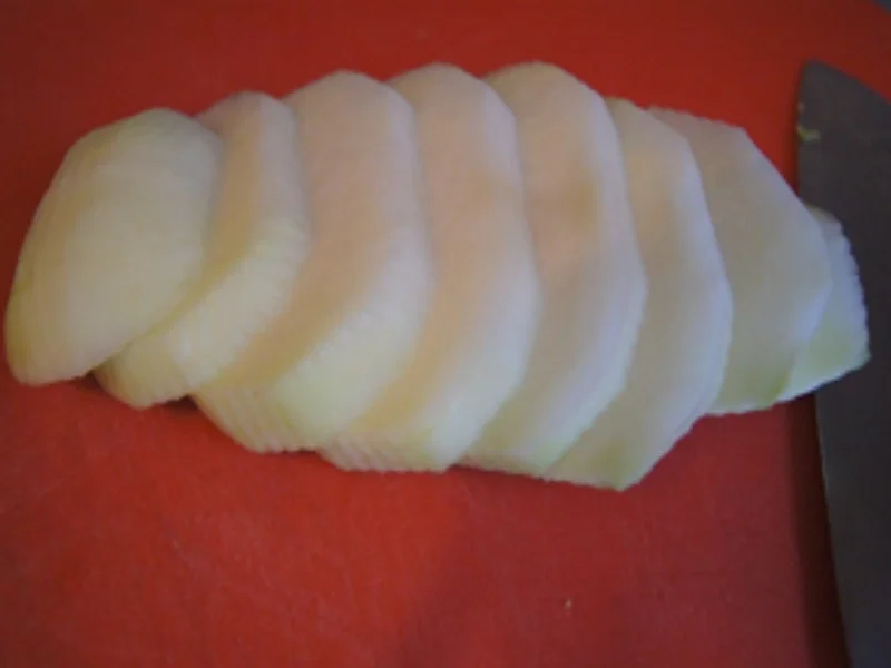 Bratfisch mit Rahm-Kohlrabi-Gemüse und Rote-Bete-Salat - Rezept - Bild Nr. 5