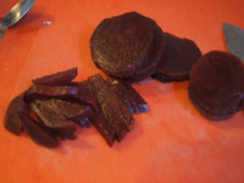 Bratfisch mit Rahm-Kohlrabi-Gemüse und Rote-Bete-Salat - Rezept - Bild Nr. 9