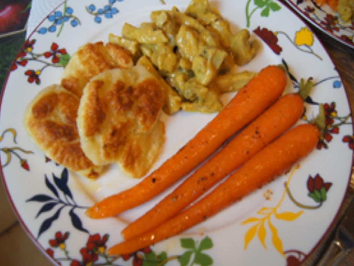 Curry-Rahmgeschnetzeltes mit Champignons, Honig-bundmöhren und Mehlklößen - Rezept - Bild Nr. 2