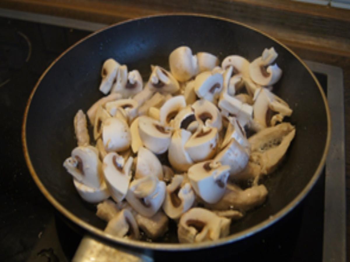 Curry-Rahmgeschnetzeltes mit Champignons, Honig-bundmöhren und Mehlklößen - Rezept - Bild Nr. 15419