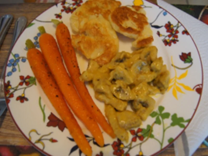 Curry-Rahmgeschnetzeltes mit Champignons, Honig-bundmöhren und Mehlklößen - Rezept - Bild Nr. 15436